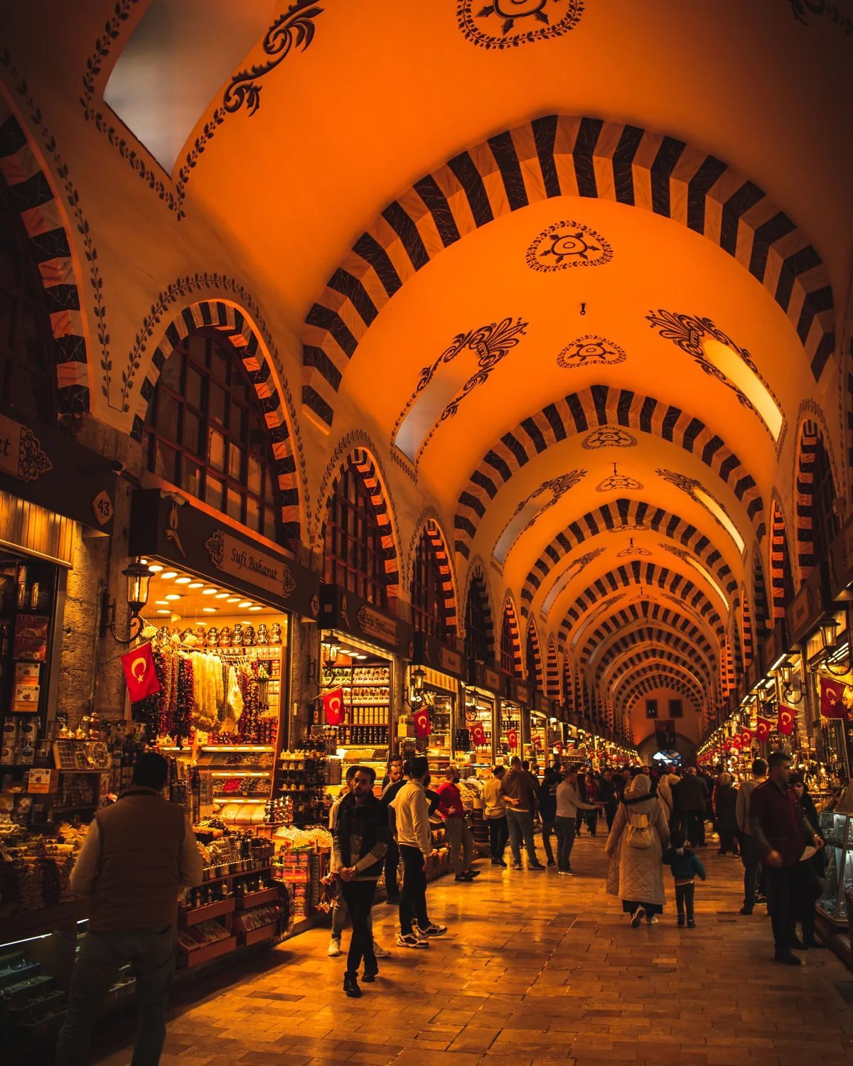Sous les voûtes du bazar égyptien d'Istanbul, les étals d'épices et de loukoums