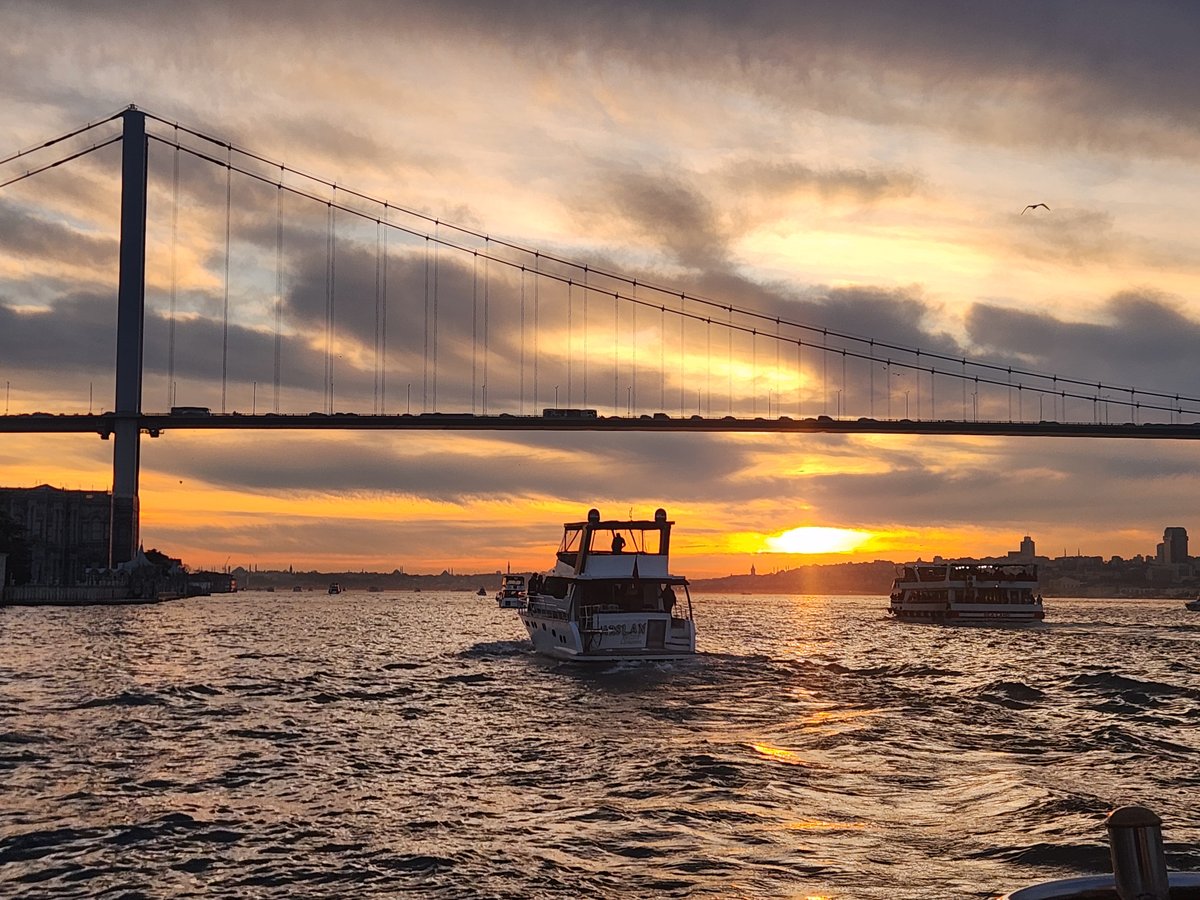 Le Bosphore au coucher du soleil, avec un ferry et le pont des Martyrs du 15-Juillet