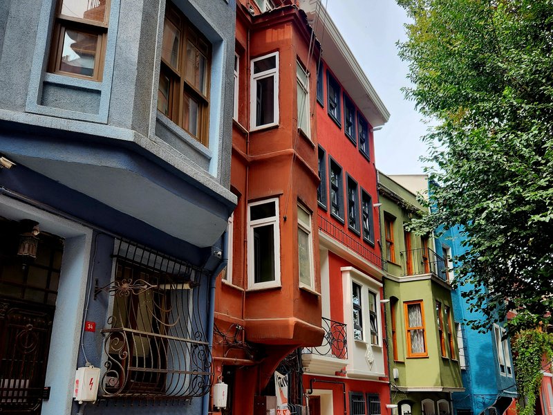 Maisons colorées à encorbellement dans une ruelle pavée de Balat
