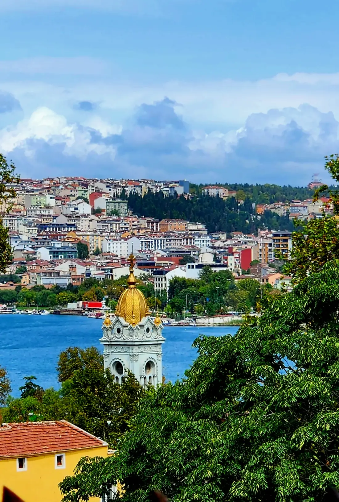 Le dôme doré du clocher de l'église Sveti Stefan devant la Corne d'Or, avec les collines de la rive nord en arrière-plan