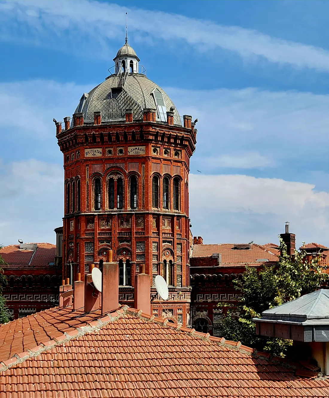 La tour octogonale en brique rouge du collège grec orthodoxe de Fener émergeant des toits de tuiles du quartier