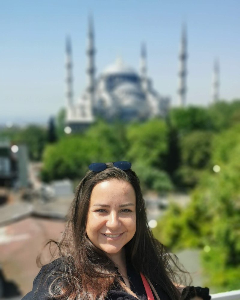 Ayşe devant la Mosquée Bleue, Istanbul