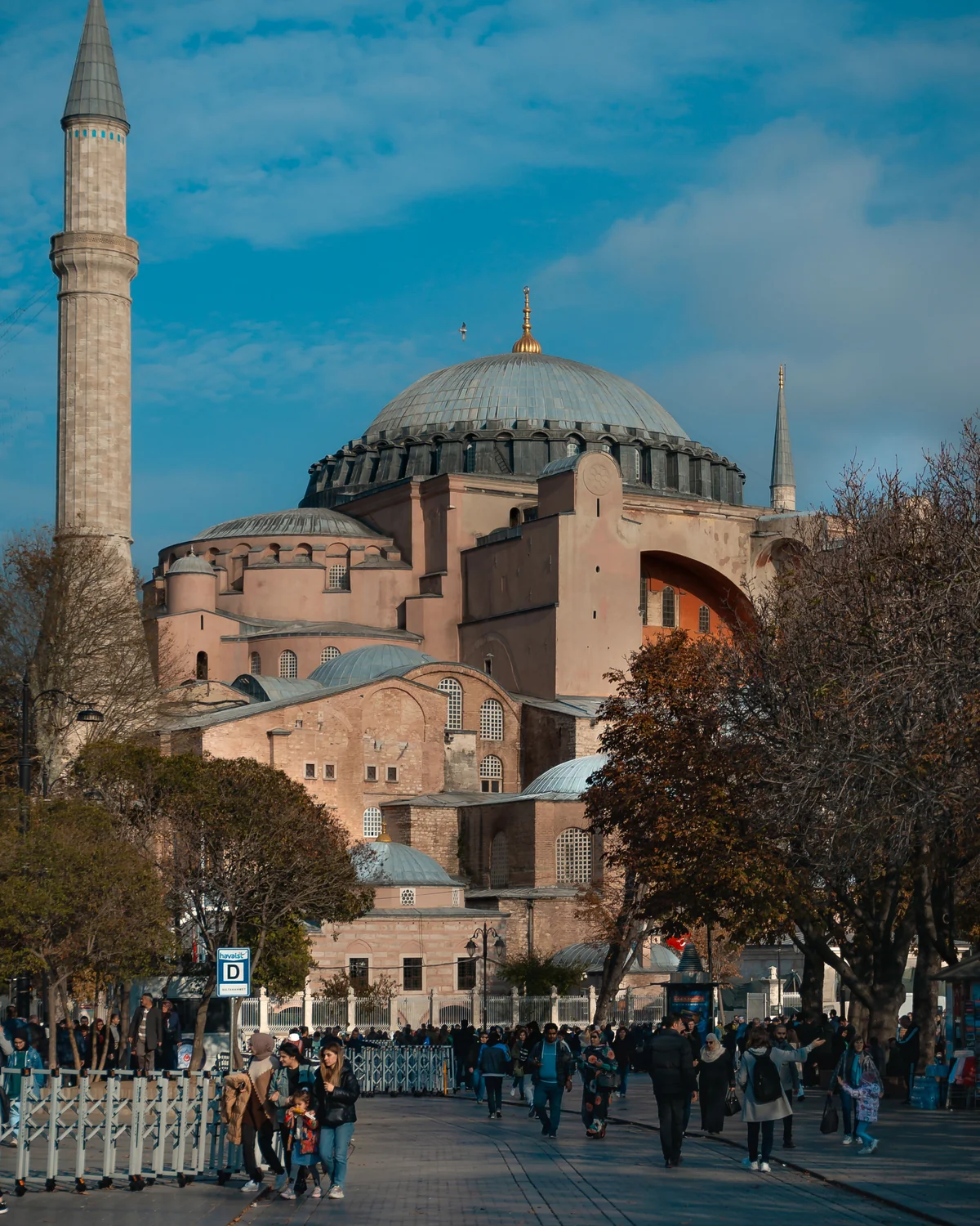 Sainte-Sophie vue depuis la place de Sultanahmet, coupoles et minarets sous le ciel d'Istanbul