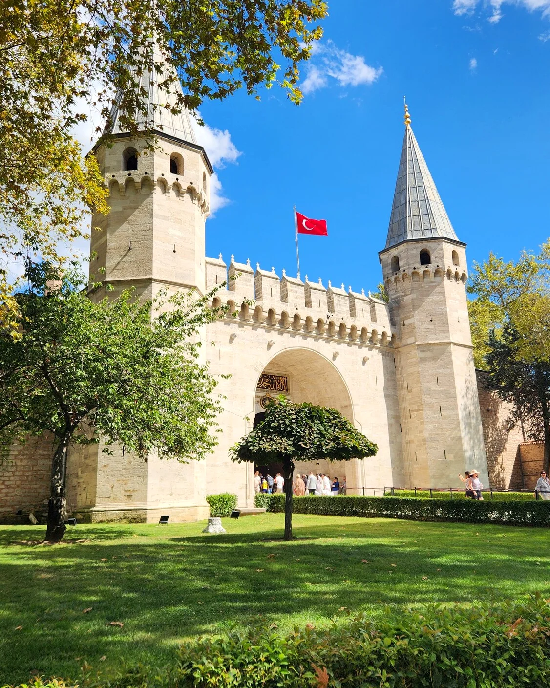 La porte de la Salutation, entrée du palais de Topkapı, sous le ciel bleu d'Istanbul