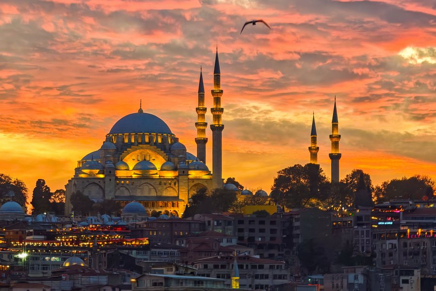 La mosquée Süleymaniye au coucher du soleil, dominant la Corne d'Or